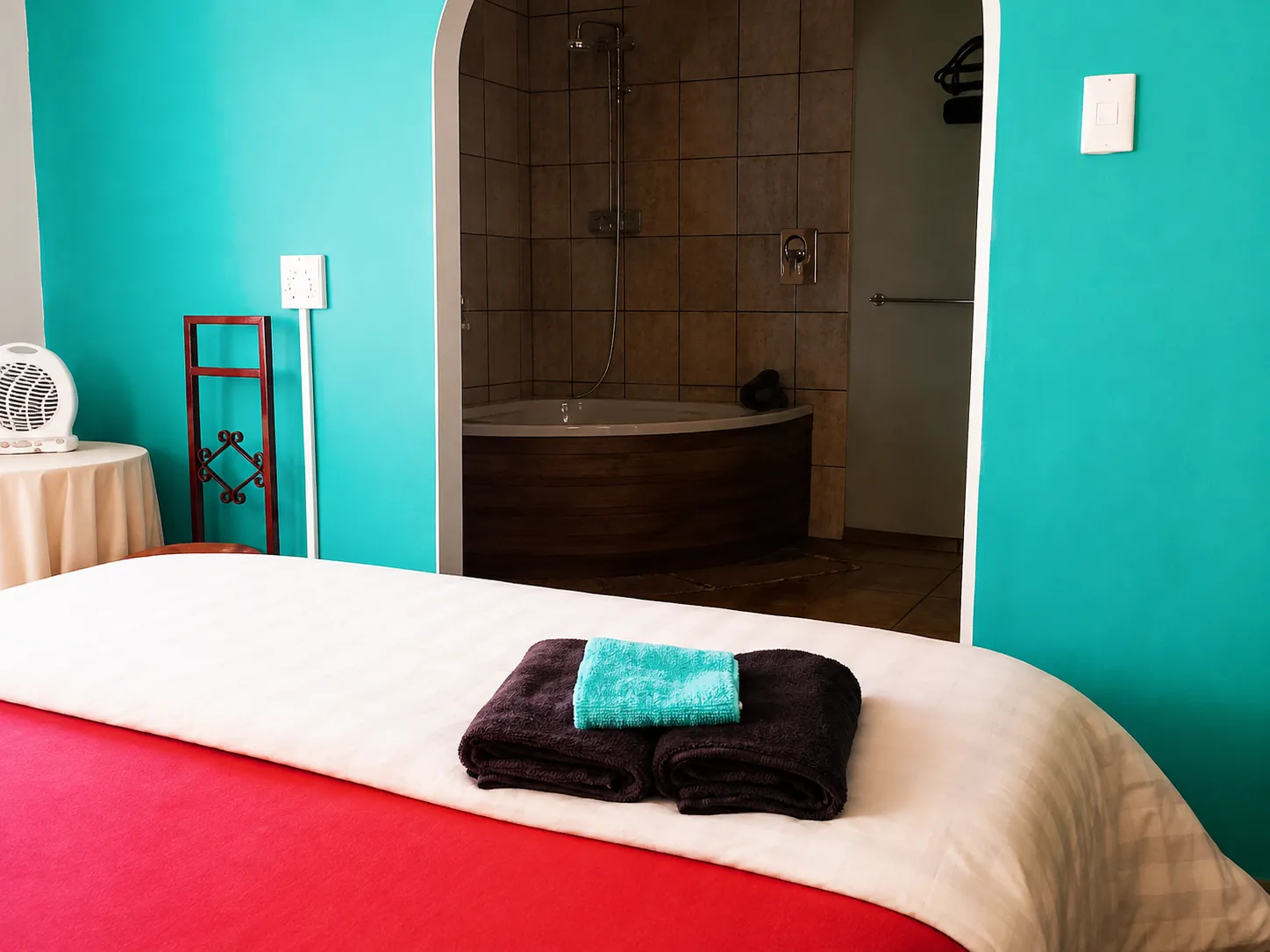 Go-West room with private tub alcove